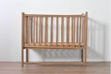 和製アンティーク　時代物　希少　ナラ材　素朴な木肌が魅力の折り畳み式ベビーベッド　(R-085163)