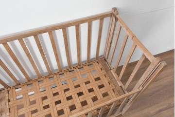 和製アンティーク　時代物　希少　ナラ材　素朴な木肌が魅力の折り畳み式ベビーベッド　(R-085163)