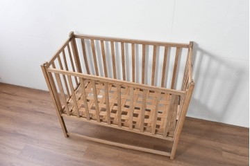 和製アンティーク　時代物　希少　ナラ材　素朴な木肌が魅力の折り畳み式ベビーベッド　(R-085163)