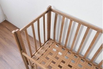 和製アンティーク　時代物　希少　ナラ材　素朴な木肌が魅力の折り畳み式ベビーベッド　(R-085163)