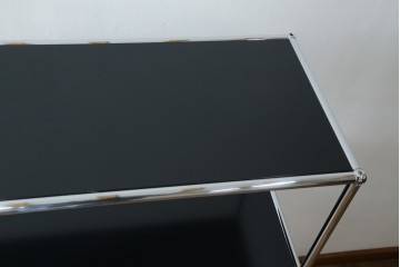 中古　美品　スイス　USMハラー(USM Haller)　クロームフレームにブラックの棚板を組み合わせたシンプルなオープンラック　定価約14万6千円　(R-085168)