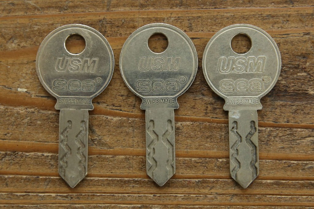 中古　美品　スイス　USMハラー(USM Haller)　モジュール構造のオープンサイドボード　定価約38万4千円　(R-085169)