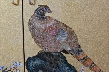 中古　美品　最高級品　名工　清光光雲作　宝石象嵌工芸品　煌びやかな花鳥図(桜・松・椿・楪・雉・雀)が目を引く贅を尽くした美術品級のワードローブ　定価約600万円相当　(R-085175)