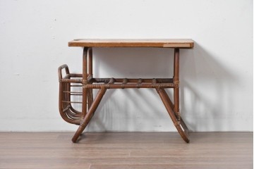 和製ヴィンテージ　籐(ラタン)　マガジンラック付き!自然素材ならではのあたたかみを感じるサイドテーブル　(R-085176)