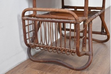 和製ヴィンテージ　籐(ラタン)　マガジンラック付き!自然素材ならではのあたたかみを感じるサイドテーブル　(R-085176)