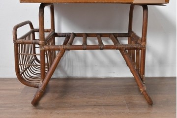 和製ヴィンテージ　籐(ラタン)　マガジンラック付き!自然素材ならではのあたたかみを感じるサイドテーブル　(R-085176)