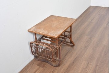 和製ヴィンテージ　籐(ラタン)　マガジンラック付き!自然素材ならではのあたたかみを感じるサイドテーブル　(R-085176)