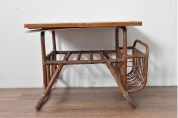 和製ヴィンテージ　籐(ラタン)　マガジンラック付き!自然素材ならではのあたたかみを感じるサイドテーブル　(R-085176)