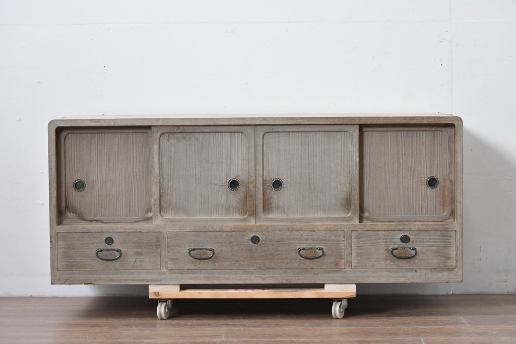 和製ヴィンテージ　味わい深い風合いの桐箪笥ローボード　(R-085177)