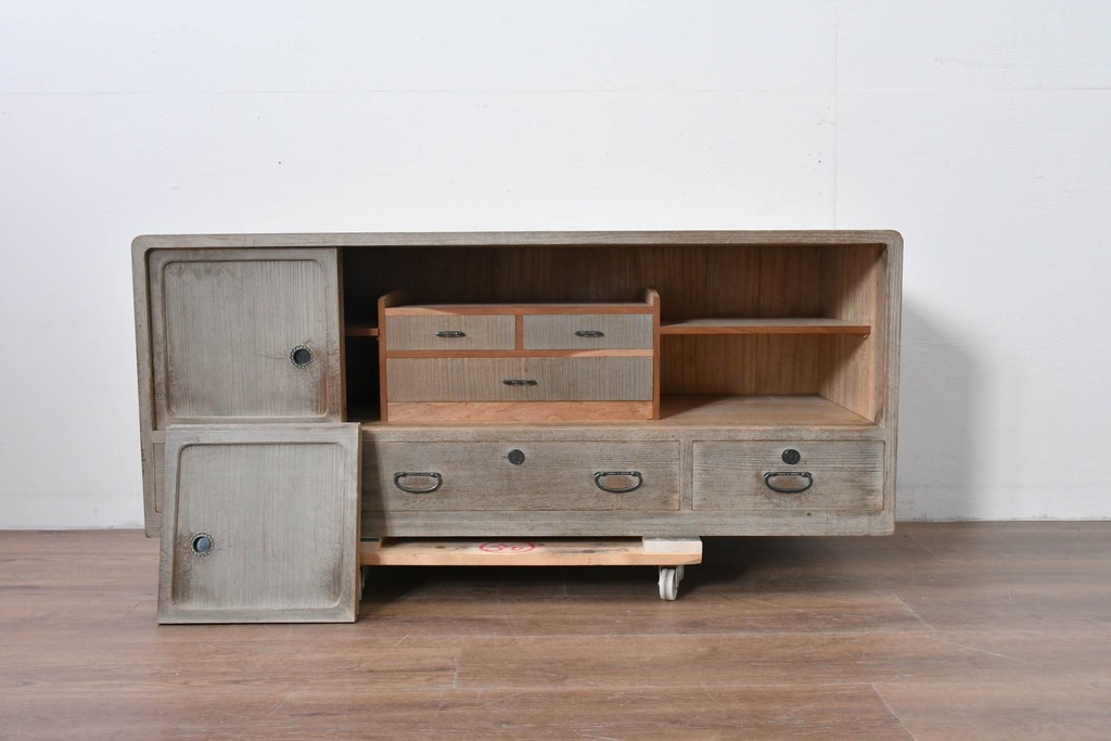 和製ヴィンテージ　味わい深い風合いの桐箪笥ローボード　(R-085177)