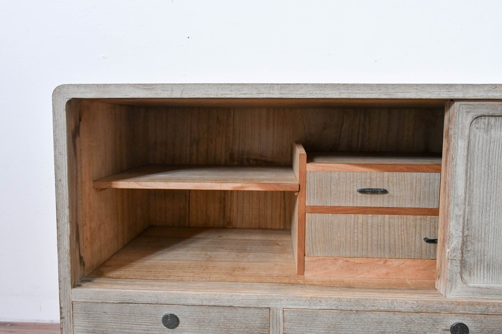 和製ヴィンテージ　味わい深い風合いの桐箪笥ローボード　(R-085177)