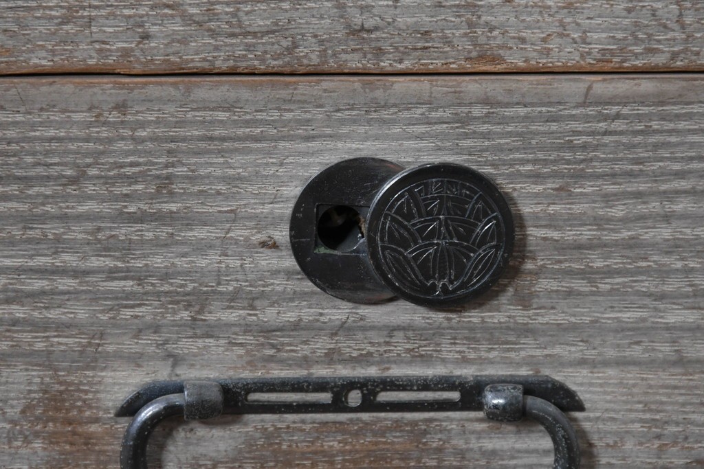 和製ヴィンテージ　味わい深い風合いの桐箪笥ローボード　(R-085177)