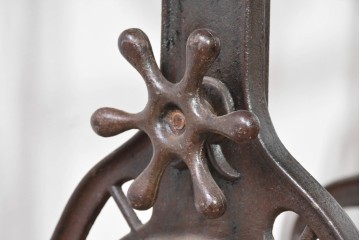 アメリカアンティーク　インダストリアル　フリッツ&ゲルデル　折り畳み式のメカニカルテーブル　(R-085178)