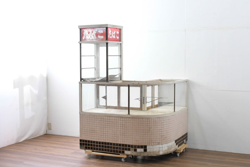 《ペイント仕上げ限定》　和製ヴィンテージ　タイル張りのデザインがレトロなたばこ屋さんのガラスケース　(R-085179)