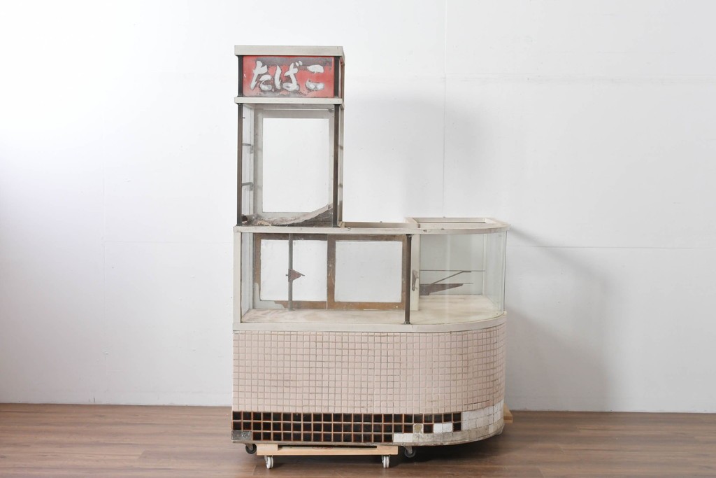 《ペイント仕上げ限定》　和製ヴィンテージ　タイル張りのデザインがレトロなたばこ屋さんのガラスケース　(R-085179)