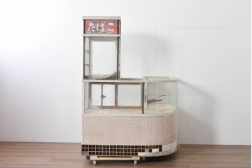 《ペイント仕上げ限定》　和製ヴィンテージ　タイル張りのデザインがレトロなたばこ屋さんのガラスケース　(R-085179)
