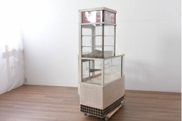 《ペイント仕上げ限定》　和製ヴィンテージ　タイル張りのデザインがレトロなたばこ屋さんのガラスケース　(R-085179)