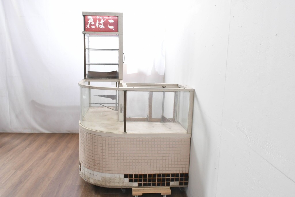 《ペイント仕上げ限定》　和製ヴィンテージ　タイル張りのデザインがレトロなたばこ屋さんのガラスケース　(R-085179)