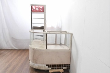 《ペイント仕上げ限定》　和製ヴィンテージ　タイル張りのデザインがレトロなたばこ屋さんのガラスケース　(R-085179)