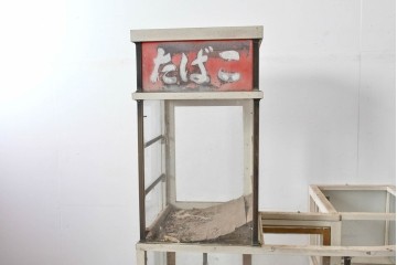 《ペイント仕上げ限定》　和製ヴィンテージ　タイル張りのデザインがレトロなたばこ屋さんのガラスケース　(R-085179)