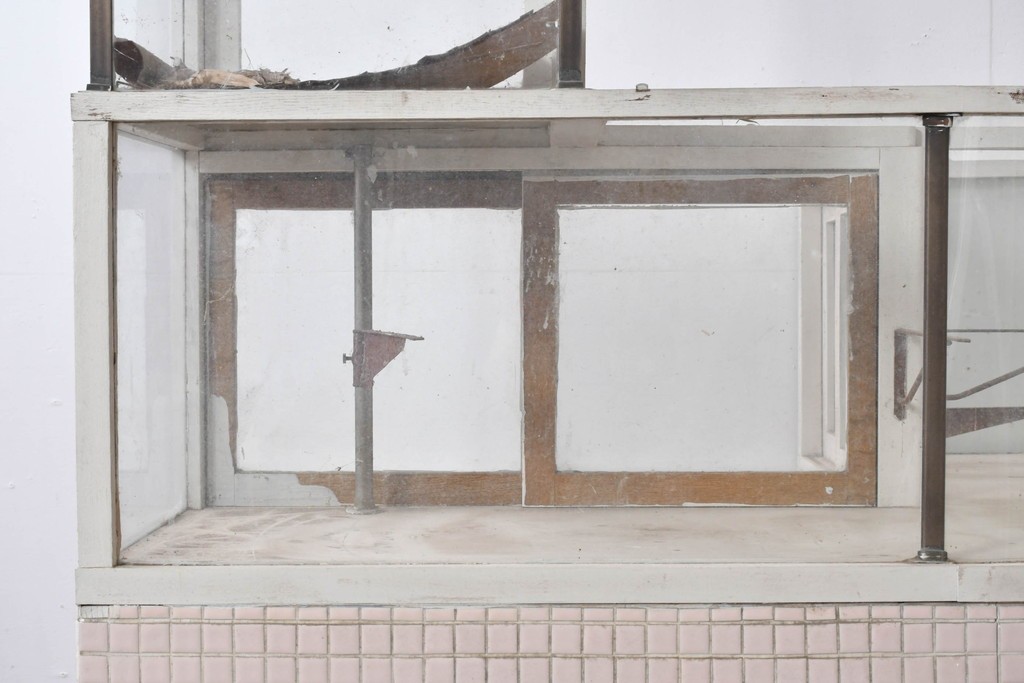 《ペイント仕上げ限定》　和製ヴィンテージ　タイル張りのデザインがレトロなたばこ屋さんのガラスケース　(R-085179)