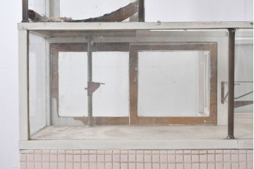 《ペイント仕上げ限定》　和製ヴィンテージ　タイル張りのデザインがレトロなたばこ屋さんのガラスケース　(R-085179)