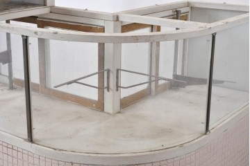 《ペイント仕上げ限定》　和製ヴィンテージ　タイル張りのデザインがレトロなたばこ屋さんのガラスケース　(R-085179)