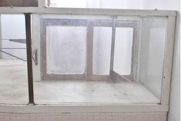 《ペイント仕上げ限定》　和製ヴィンテージ　タイル張りのデザインがレトロなたばこ屋さんのガラスケース　(R-085179)