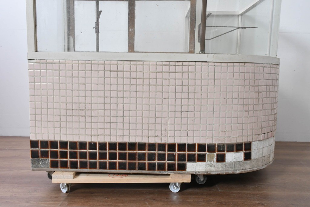 《ペイント仕上げ限定》　和製ヴィンテージ　タイル張りのデザインがレトロなたばこ屋さんのガラスケース　(R-085179)