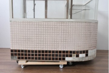 《ペイント仕上げ限定》　和製ヴィンテージ　タイル張りのデザインがレトロなたばこ屋さんのガラスケース　(R-085179)