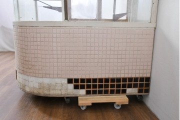 《ペイント仕上げ限定》　和製ヴィンテージ　タイル張りのデザインがレトロなたばこ屋さんのガラスケース　(R-085179)