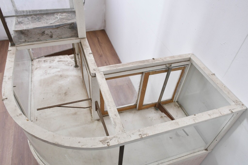 《ペイント仕上げ限定》　和製ヴィンテージ　タイル張りのデザインがレトロなたばこ屋さんのガラスケース　(R-085179)