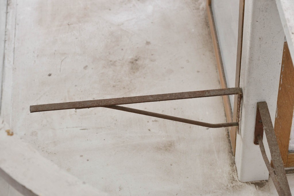 《ペイント仕上げ限定》　和製ヴィンテージ　タイル張りのデザインがレトロなたばこ屋さんのガラスケース　(R-085179)