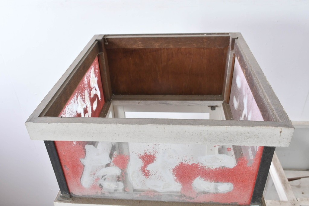 《ペイント仕上げ限定》　和製ヴィンテージ　タイル張りのデザインがレトロなたばこ屋さんのガラスケース　(R-085179)