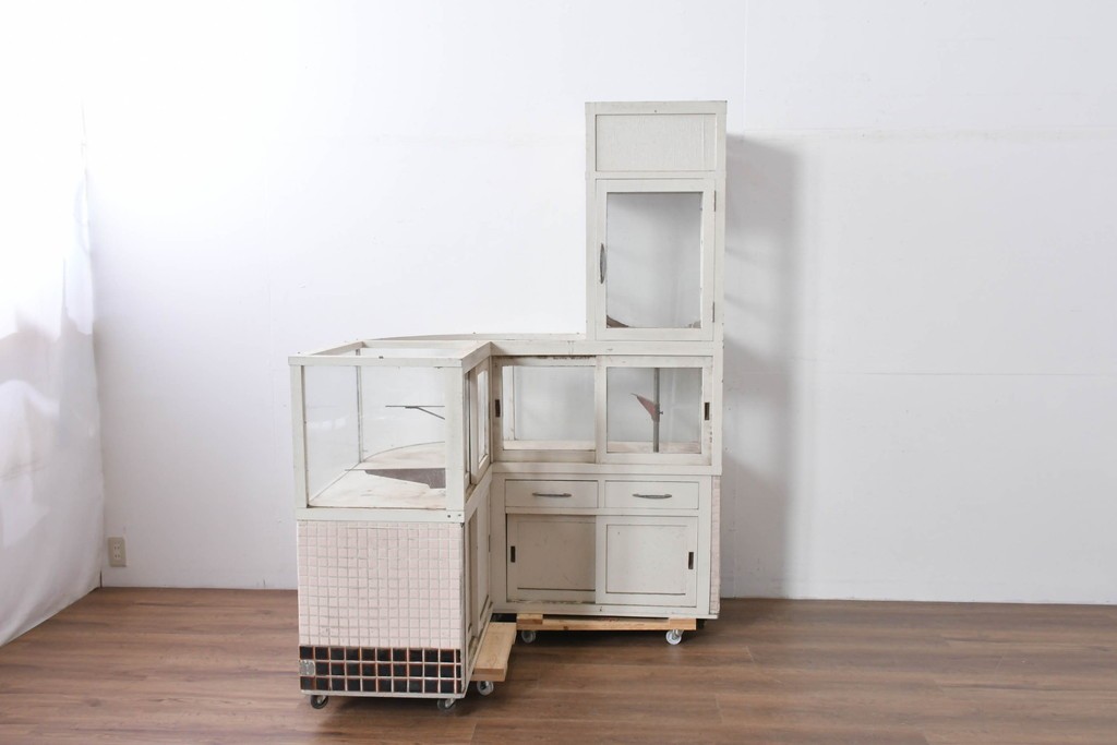 《ペイント仕上げ限定》　和製ヴィンテージ　タイル張りのデザインがレトロなたばこ屋さんのガラスケース　(R-085179)