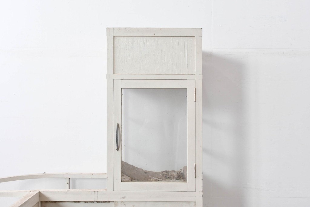 《ペイント仕上げ限定》　和製ヴィンテージ　タイル張りのデザインがレトロなたばこ屋さんのガラスケース　(R-085179)