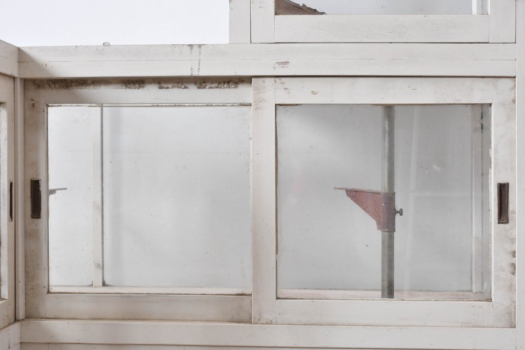 《ペイント仕上げ限定》　和製ヴィンテージ　タイル張りのデザインがレトロなたばこ屋さんのガラスケース　(R-085179)