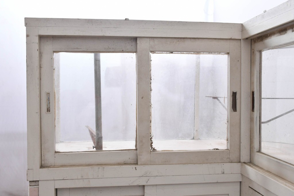 《ペイント仕上げ限定》　和製ヴィンテージ　タイル張りのデザインがレトロなたばこ屋さんのガラスケース　(R-085179)