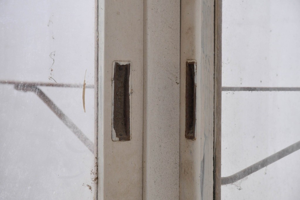 《ペイント仕上げ限定》　和製ヴィンテージ　タイル張りのデザインがレトロなたばこ屋さんのガラスケース　(R-085179)