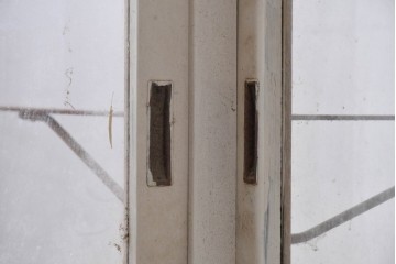 《ペイント仕上げ限定》　和製ヴィンテージ　タイル張りのデザインがレトロなたばこ屋さんのガラスケース　(R-085179)