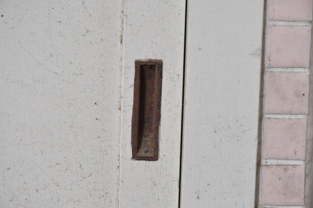 《ペイント仕上げ限定》　和製ヴィンテージ　タイル張りのデザインがレトロなたばこ屋さんのガラスケース　(R-085179)