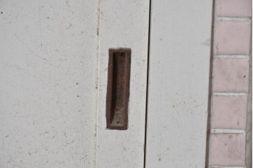 《ペイント仕上げ限定》　和製ヴィンテージ　タイル張りのデザインがレトロなたばこ屋さんのガラスケース　(R-085179)