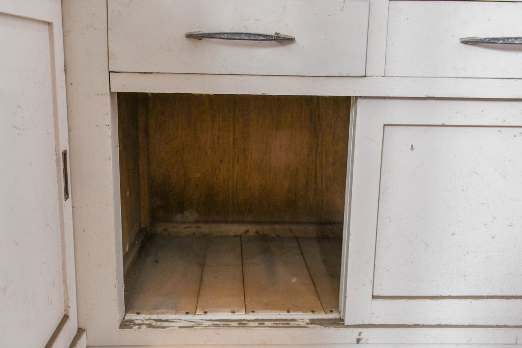 《ペイント仕上げ限定》　和製ヴィンテージ　タイル張りのデザインがレトロなたばこ屋さんのガラスケース　(R-085179)