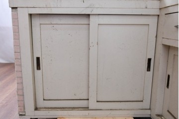 《ペイント仕上げ限定》　和製ヴィンテージ　タイル張りのデザインがレトロなたばこ屋さんのガラスケース　(R-085179)