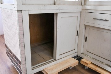 《ペイント仕上げ限定》　和製ヴィンテージ　タイル張りのデザインがレトロなたばこ屋さんのガラスケース　(R-085179)