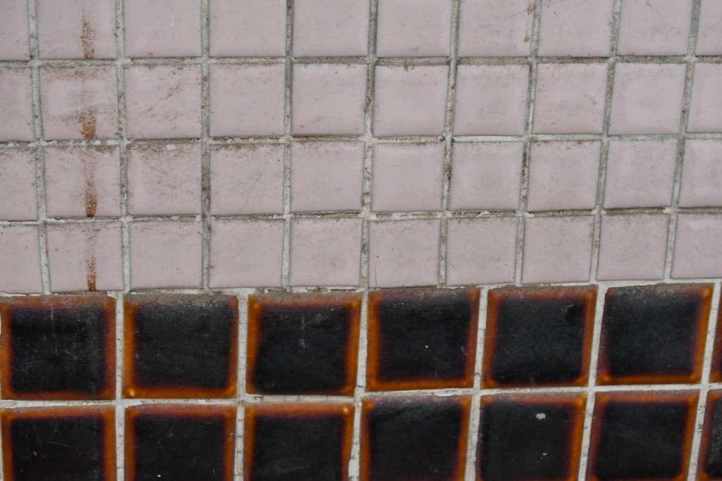 《ペイント仕上げ限定》　和製ヴィンテージ　タイル張りのデザインがレトロなたばこ屋さんのガラスケース　(R-085179)