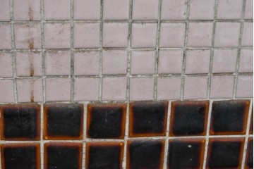 《ペイント仕上げ限定》　和製ヴィンテージ　タイル張りのデザインがレトロなたばこ屋さんのガラスケース　(R-085179)