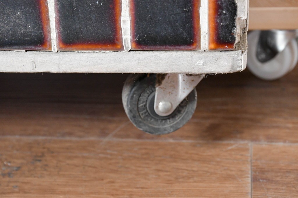 《ペイント仕上げ限定》　和製ヴィンテージ　タイル張りのデザインがレトロなたばこ屋さんのガラスケース　(R-085179)