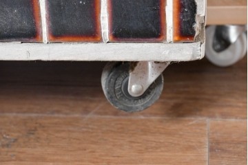 《ペイント仕上げ限定》　和製ヴィンテージ　タイル張りのデザインがレトロなたばこ屋さんのガラスケース　(R-085179)