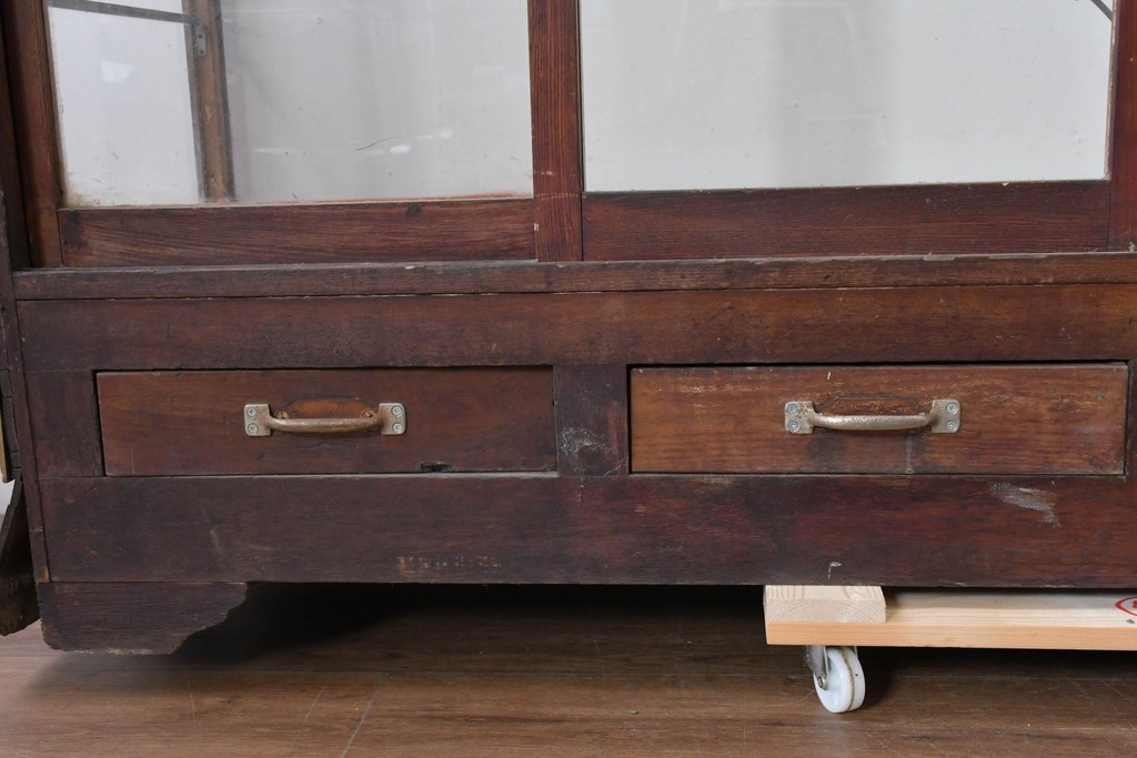 《ペイント仕上げ限定》　和製ヴィンテージ　ディスプレイと収納を兼ね備えた引き出し付きガラスケース　(R-085182)